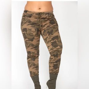Fashion Nova - Camo Queen Jogger